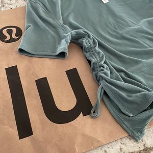 Lululemon side cinched ribbed tank/shirt size 6